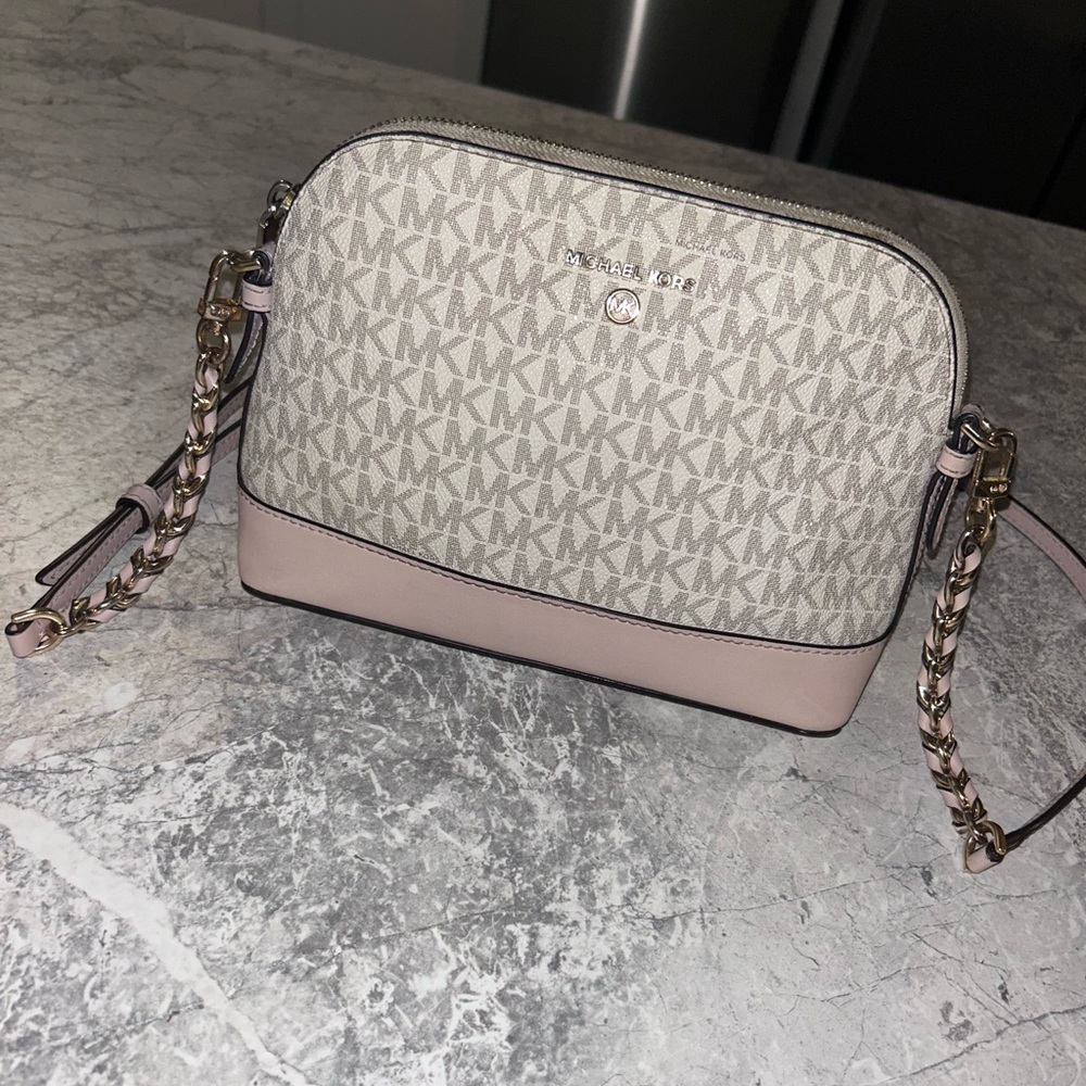 MK Shoulder Bag
Light pink